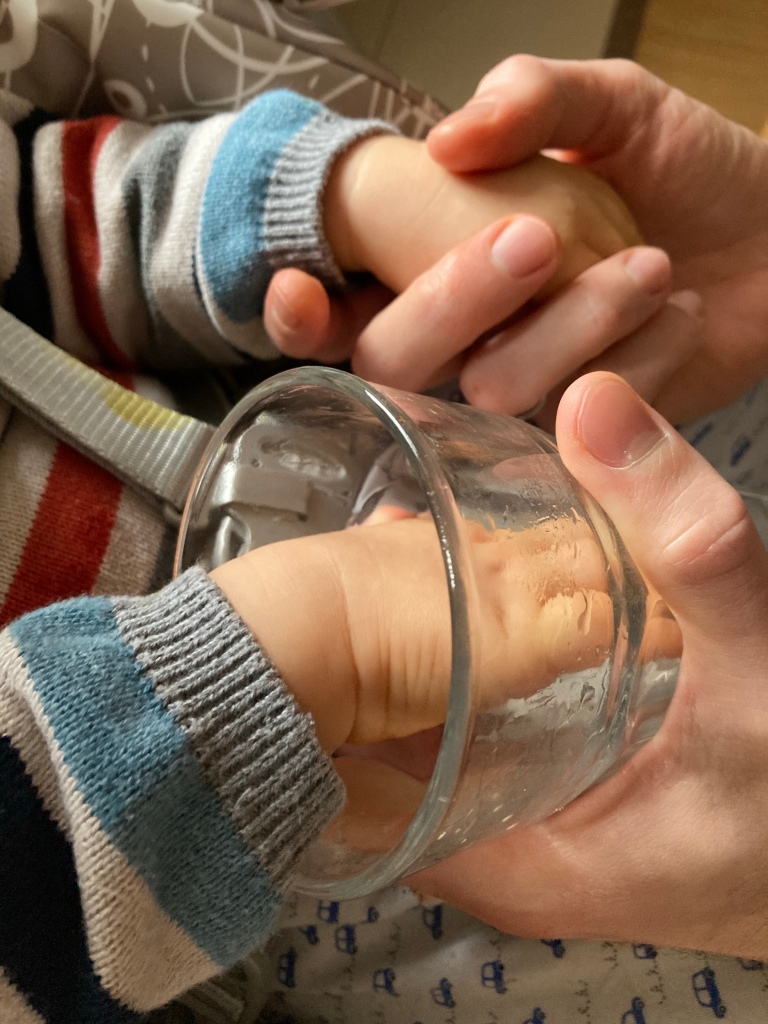 Kinderhand im Wasserglas